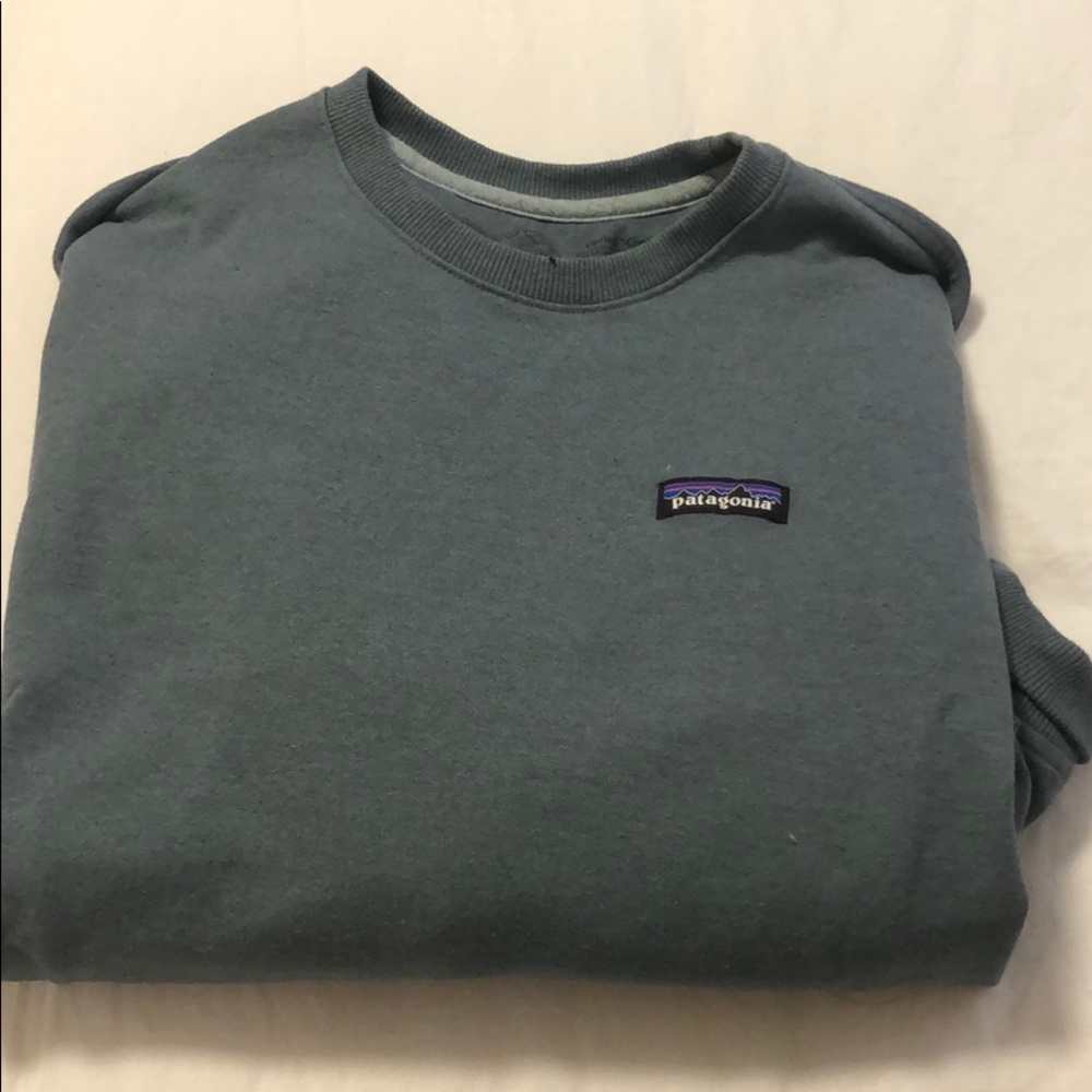 Men’s crew neck sweatshirt.